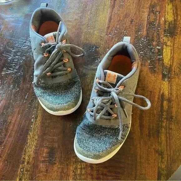 Under Armour boys lace up sneakers gray athletic shoes size 5 youth - Picture 1 of 3